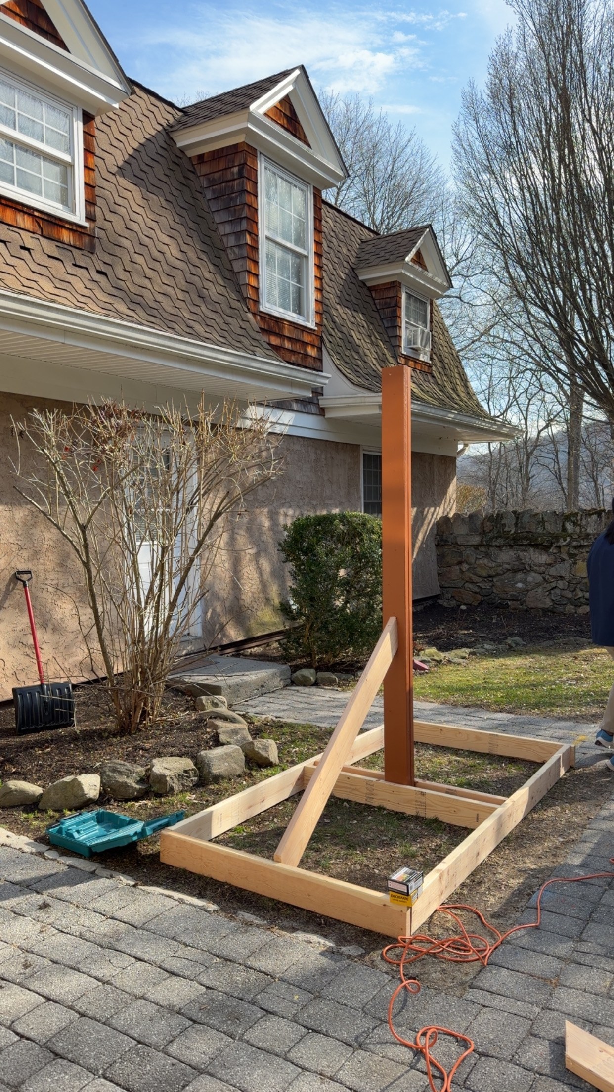 Wooden support at the beginning of construction